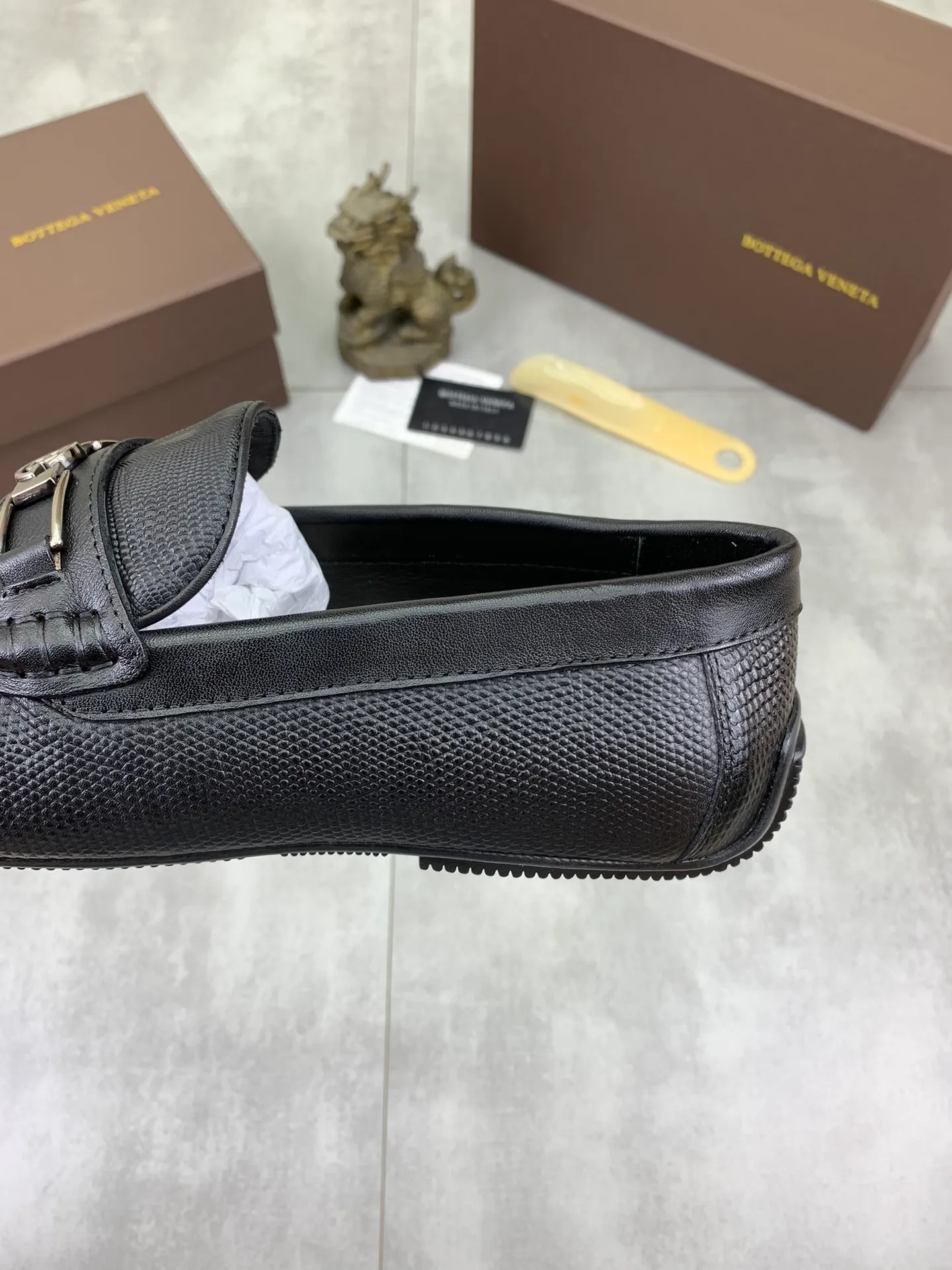 Men's men's shoes 💰p420 [New model] Water-dyed cow leather 💰High-quality business beanie shoes 💎💎💎 bottega veneta official website synchronizes the latest top version of bv in the market, accepts material comparison, shoe type comparison, process comparison, practical and textured, versatile and suitable for any occasion, the more you look at it, the more it tastes. Purely hand-woven craftsmanship - Upper material, ostrich pattern calfskin imported from Italy - High-quality water-dyed cowhide inside - Original private model customized outsole - Size: 39-44 (38 45 can be customized) Color: black or brown optional